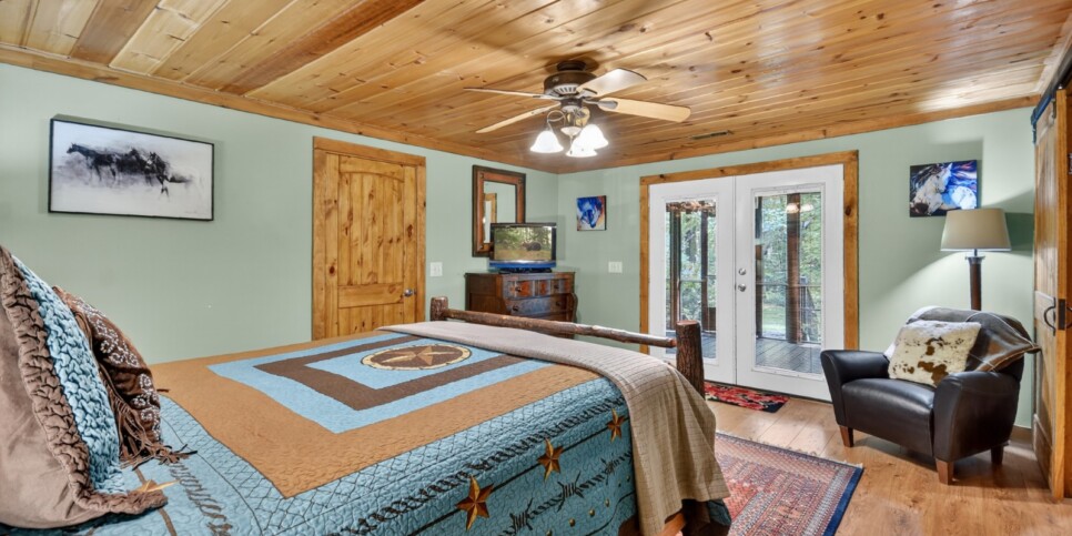 blue-ridge-cabins-cowboy-cabin-bedroom