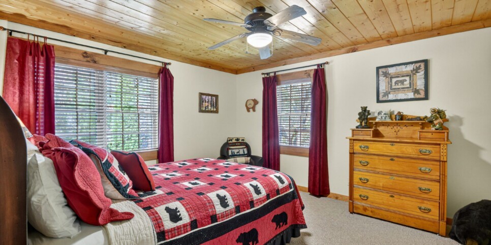 blue-ridge-cabins-cowboy-cabin-bedroom