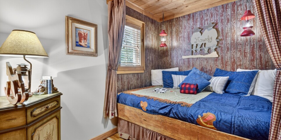 blue-ridge-cabins-cowboy-cabin-bedroom