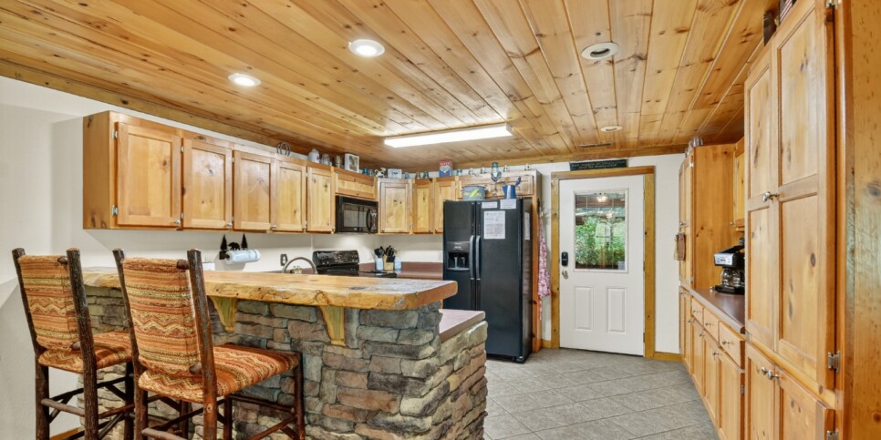 blue-ridge-cabins-cowboy-cabin-kitchen