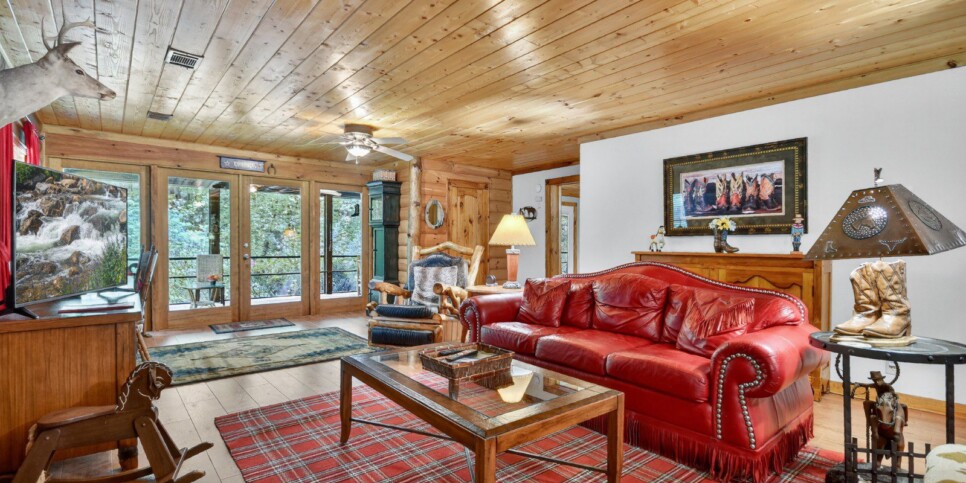 blue-ridge-cabins-cowboy-cabin-living-room