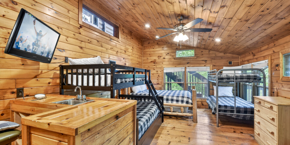 blue ridge wolfpack lodge bedroom