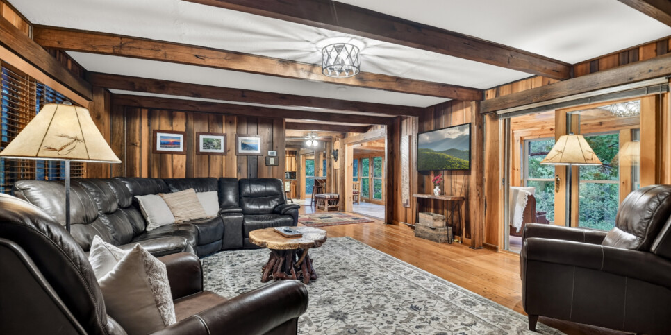 blue ridge riversong on the toccoa living room