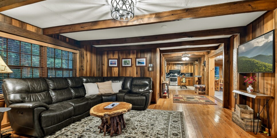 blue ridge riversong on the toccoa living room