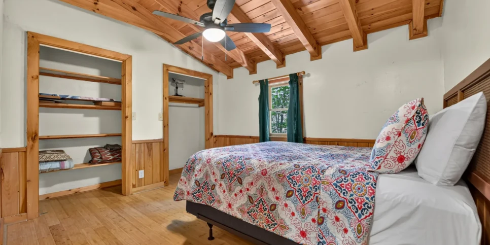 Blue Ridge Chestnut Bearcation Bedroom